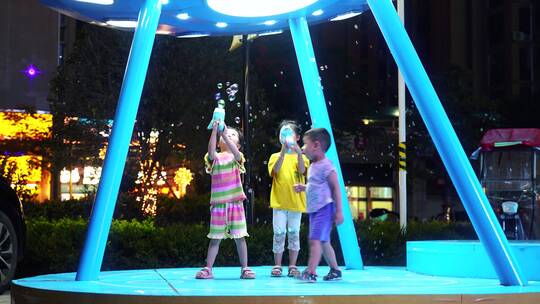晚上广场公园和小朋友开心玩泡泡机美女摆摊