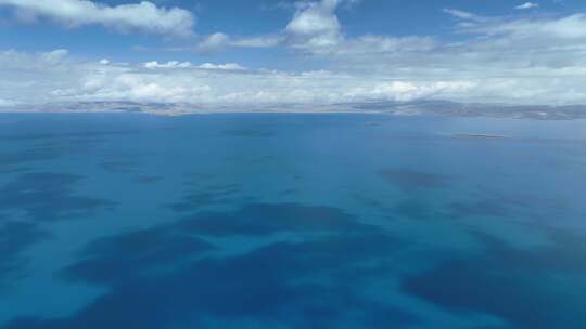 西藏纳木措海天一色高原湖泊晴天风景