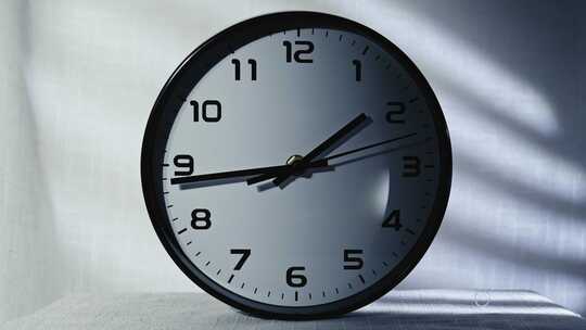 室内光影下的圆形时钟