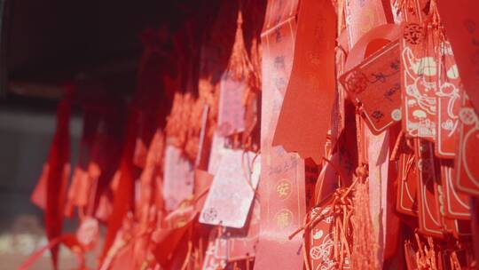 新年春节祈福红带绸带随风飘扬