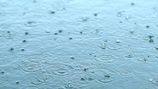 雨滴打在湖面上