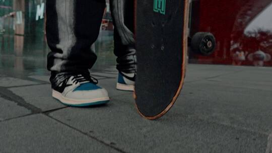 滑板少年在城市刷街视频素材模板下载