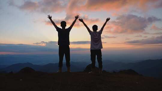两个年轻人山顶呼唤自然