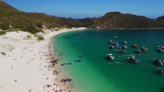 拥挤的海滩，游客在Arraial do