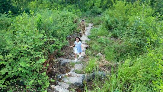 4K跟随航拍走在山间小路上母女