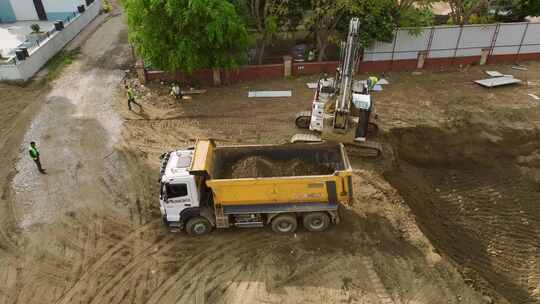 重型机械在工作高空施工现场视图