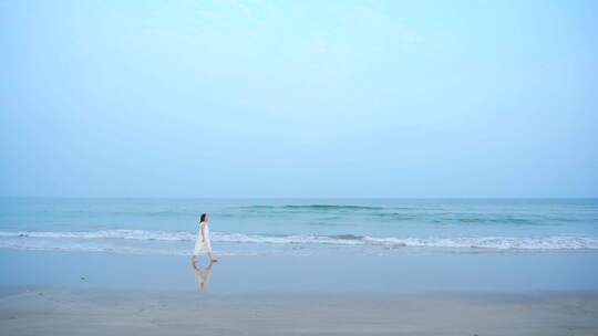 女孩海边散步唯美日系海边少女