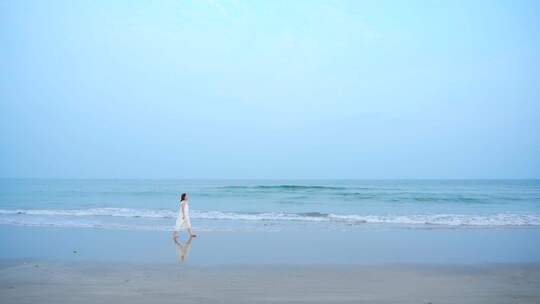 女孩海边散步唯美日系海边少女视频素材模板下载