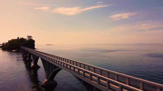 多米尼加共和国萨马纳桥上梦幻柔和的日出色彩——航拍