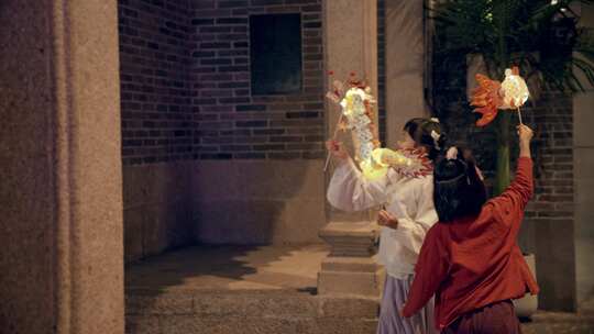 小女孩春节元宵舞龙灯鱼灯4K