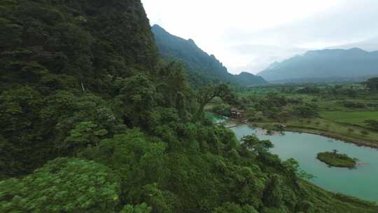 无人机降落在老挝蓝泻湖的树梢和石灰岩山上