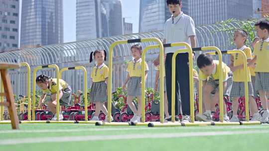 幼儿园老师和小孩欢乐玩耍