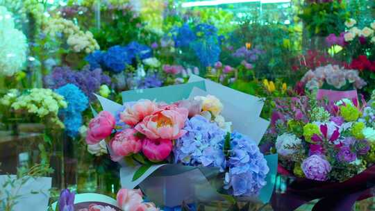 花店里摆满了鲜花