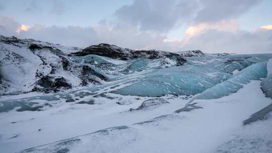 冰岛冰川上翻滚的云彩延时。视频素材模板下载