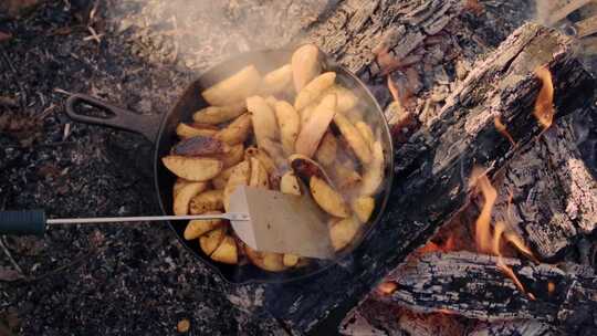 一个在篝火上做饭的人