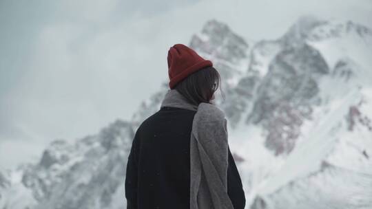 雪山下女孩背影