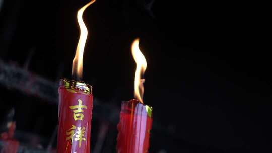 吉祥祈福的红色燃烧蜡烛