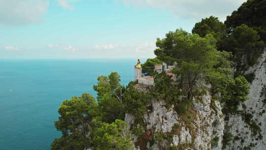 一名妇女从悬崖边欣赏意大利卡普里岛法拉利