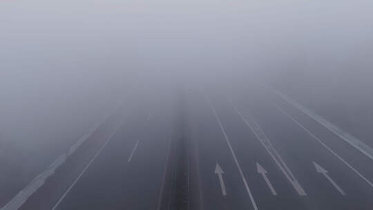 大雾天气高速路车辆交通视频素材模板下载