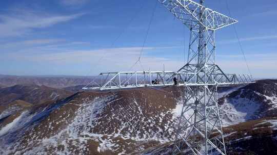 4K西藏5200雪山顶特高压立塔就位建设02