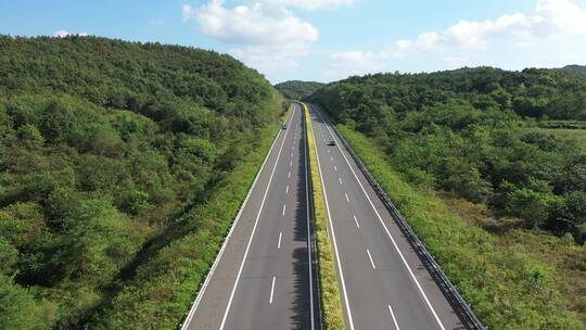 空幽的山谷高速公路美景