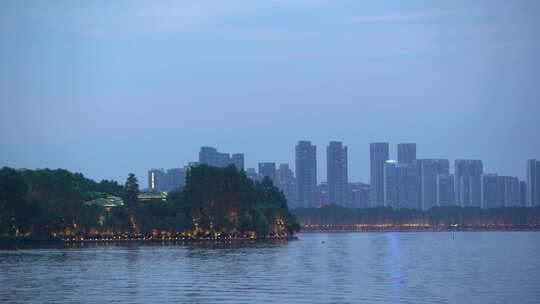 武汉东湖地拍傍晚湖边沿岸树木建筑
