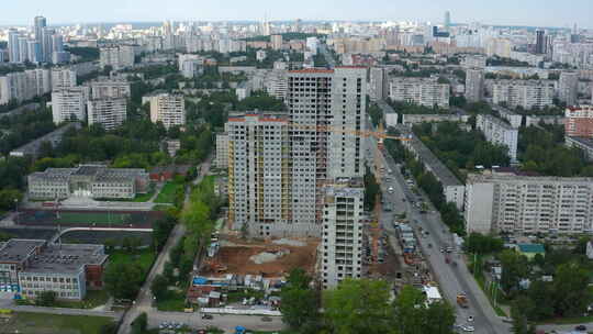 高层建筑建设的城市俯视图。