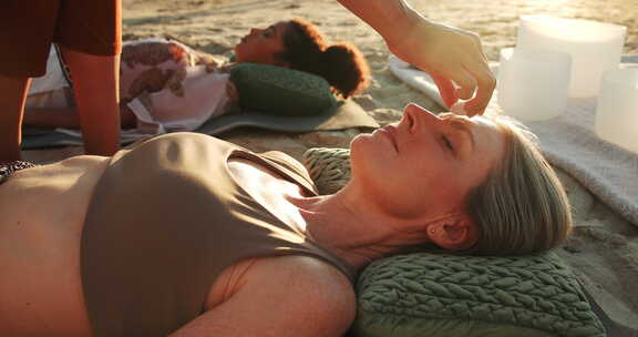冥想、女性和瑜伽与治疗、水晶和阳光假期