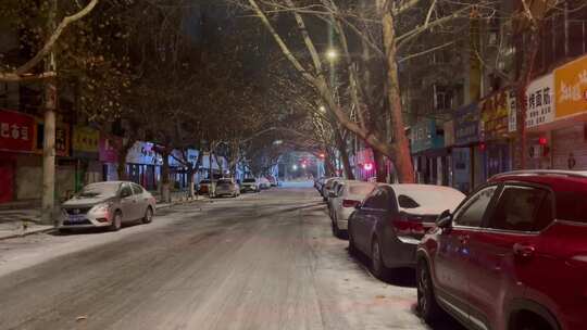 深夜街头结冰路面变焦