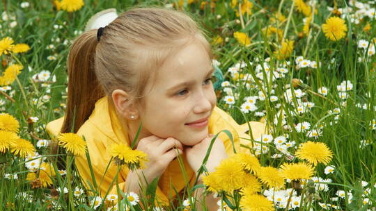 女孩趴在草丛里微笑