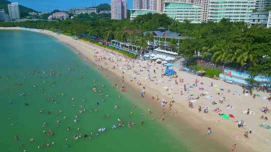 三亚市大东海旅游区冬季沙滩海岸线外国游客