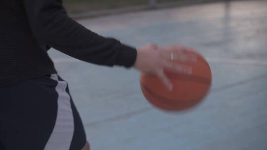 女子篮球运动员训练打篮球