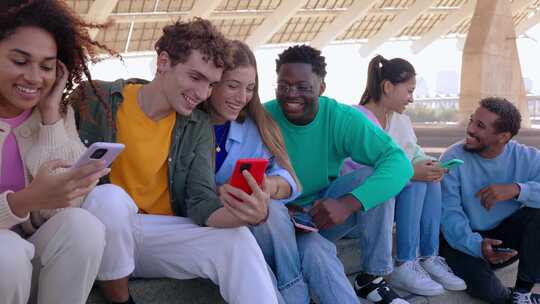 一群年轻的多种族朋友使用手机玩得开心