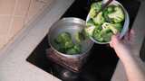 清洗西蓝花煮绿菜花做饭焯水4高清在线视频素材下载