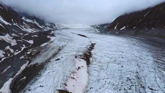 无人机镜头山上积雪覆盖的土地