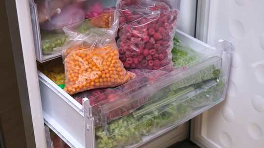 冷冻浆果。冷冻食品储存。家庭库存货架。生