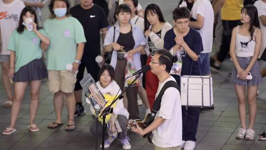 夜晚街头卖唱网红驻唱围观视频素材模板下载