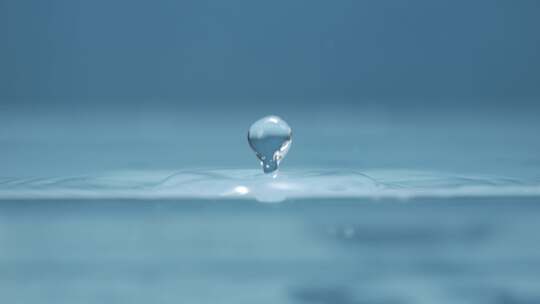 水滴滴落，水滴溅起水花，晶莹剔透的水