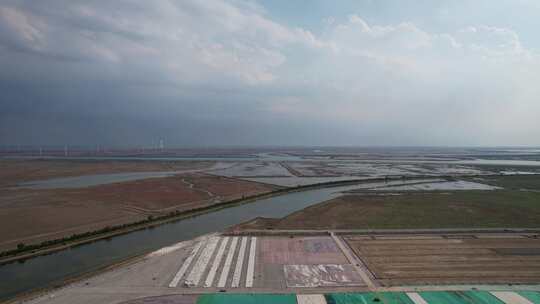 大海海边沙滩风车发电新能源蓝天白云航拍