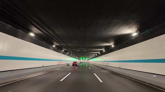 汽车在隧道穿梭飙车开车第一视角城市马路
