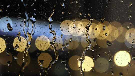 下雨的玻璃雨水滑落