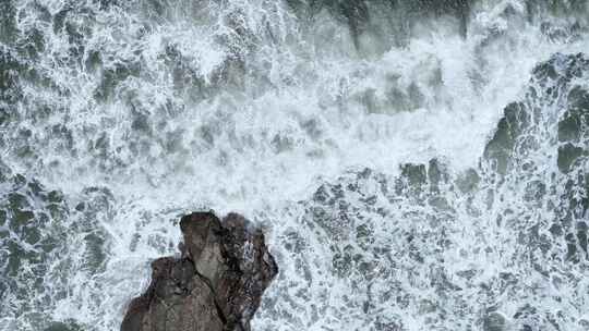 海浪俯拍海水拍打礁石特写浪花岩石潮水波浪