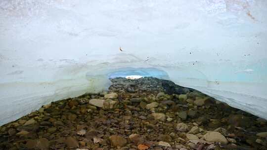 春天河道阳光下白色冰雪消融冰块化冻滴水