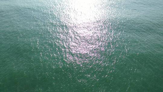 航拍海水波光粼粼湖面水面安静海面阳光大海
