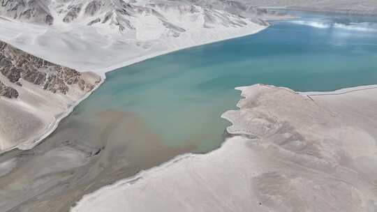 中国新疆白沙湖风景区蓝天白云倒映在湖面