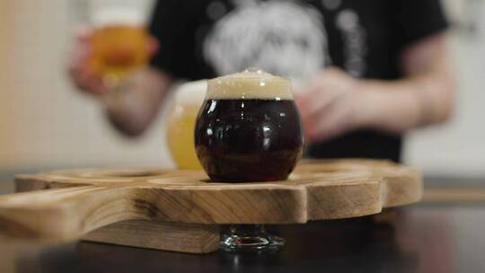 把啤酒放在木板上