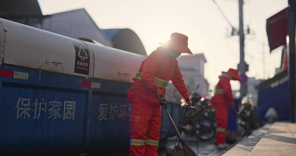 阳光下扫地的环卫工人