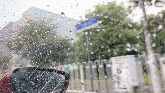 7孤独-雨水落在后视镜上-汽车行驶中