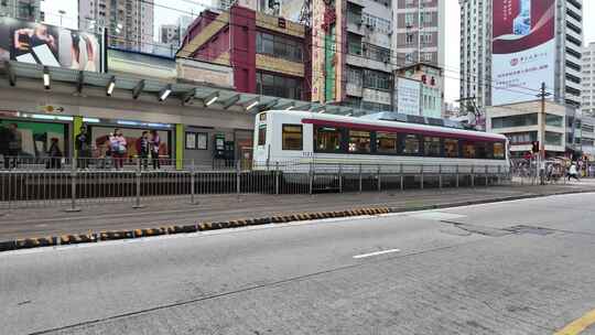 香港城市街道旁的有轨电车