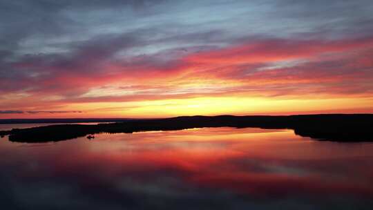 唯美夕阳火烧云晚霞湖泊水天一色自然景观